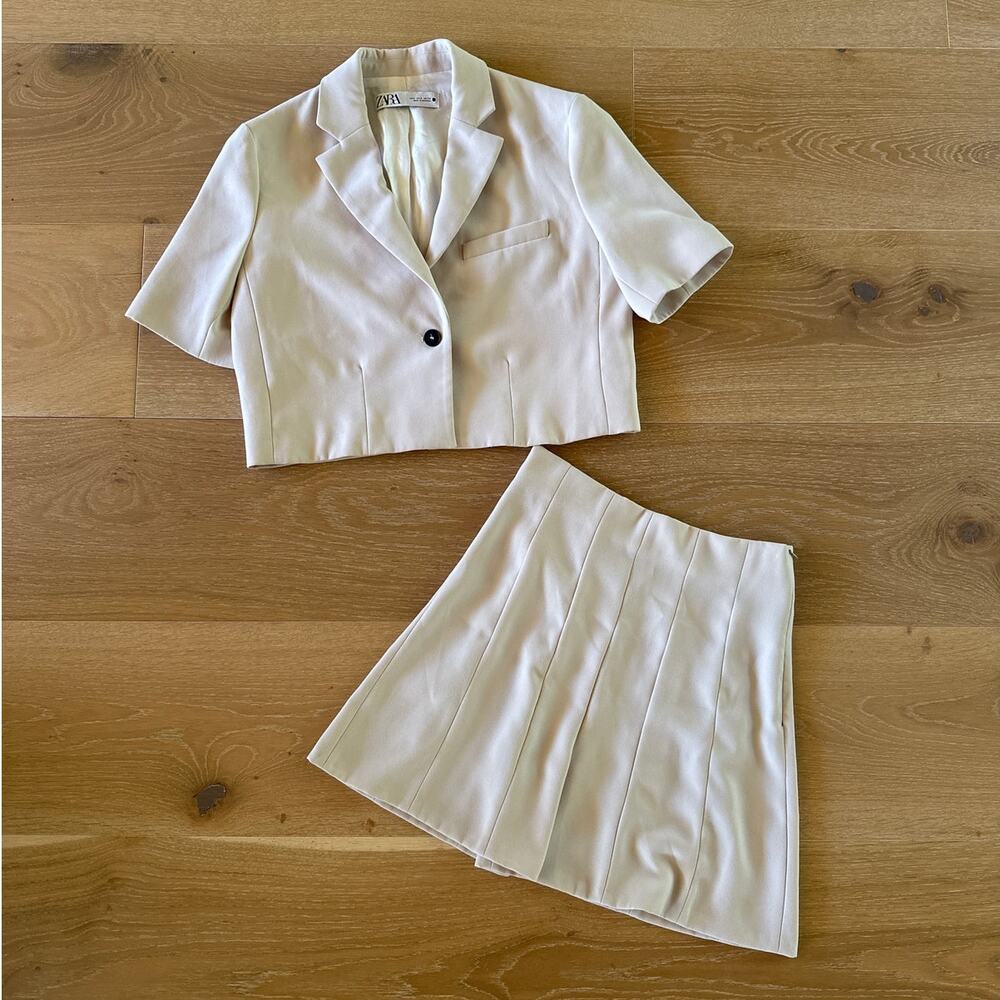 Zara - Cropped Short Sleeve Blazer Top & Pleated Shorts in Grayish Beige
